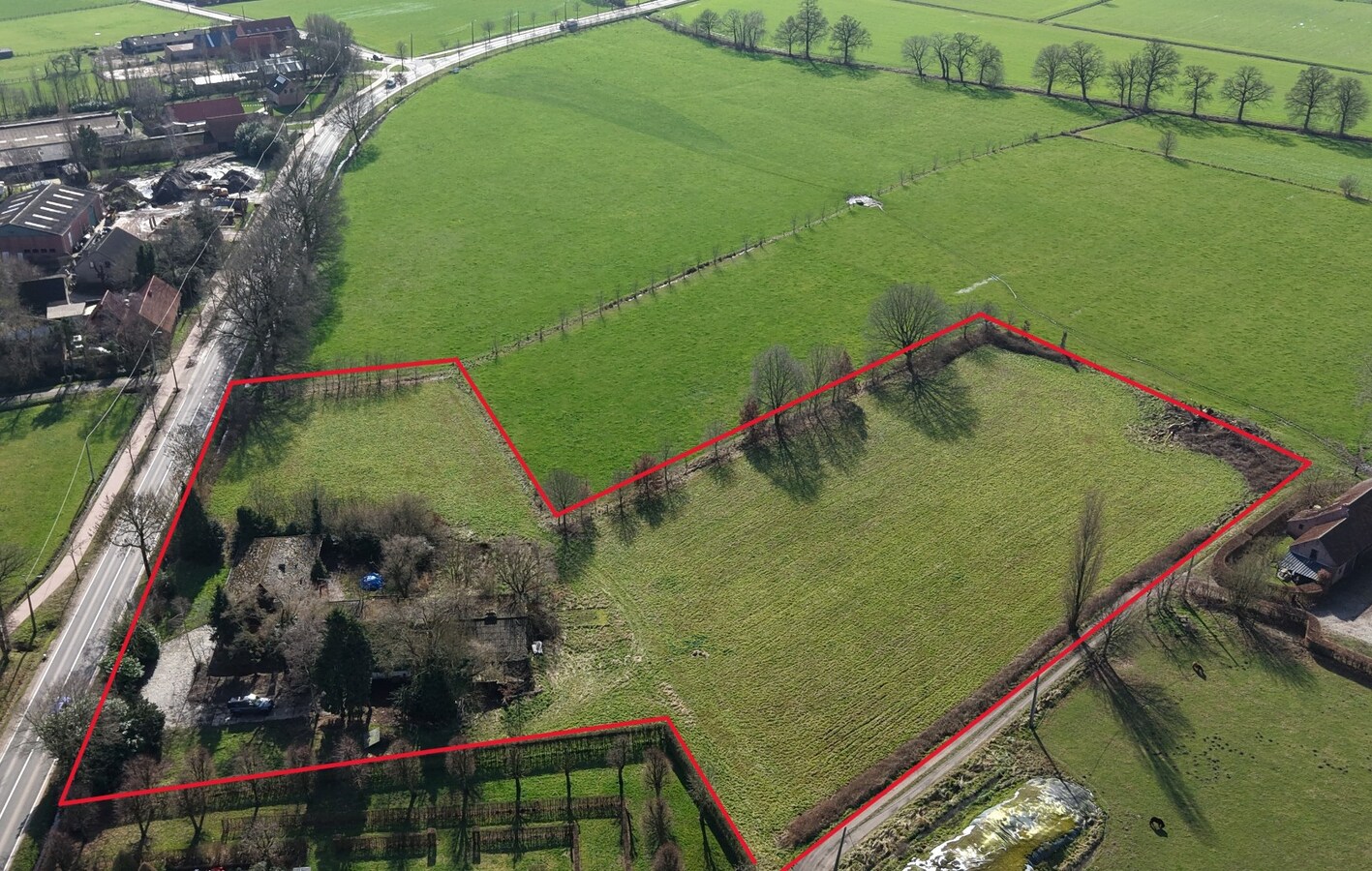 Unieke eigendom op 13.183 m² met te renoveren woning en vergunde stallingen 