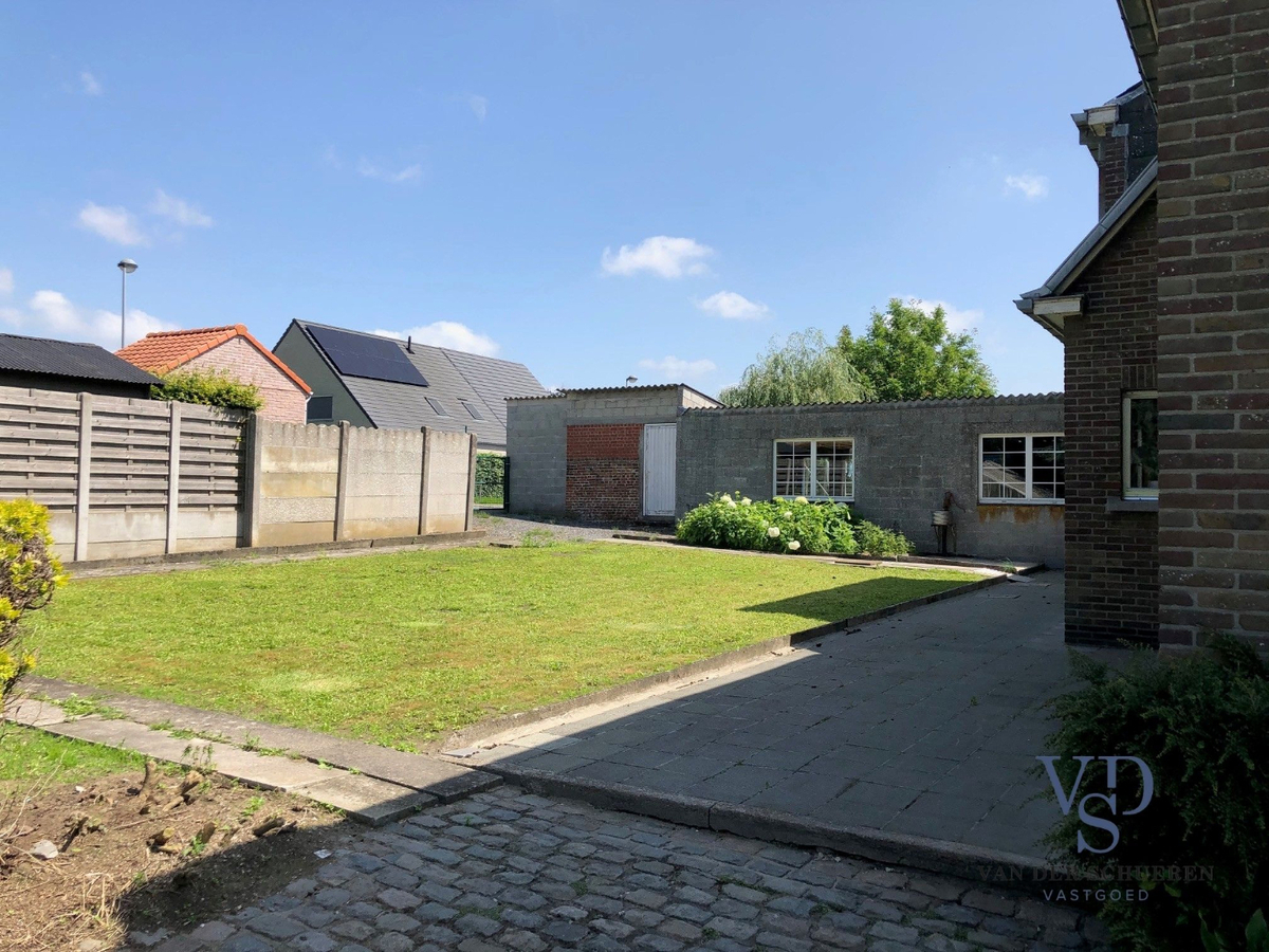 Degelijke, bijzonder ruime woning te Dikkelvenne. 