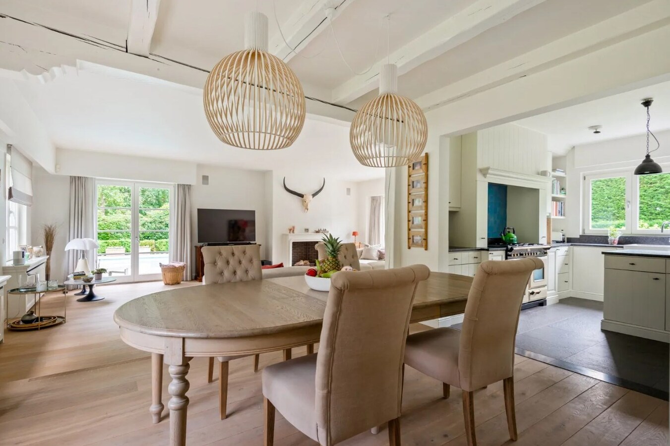 Prachtig gelegen villa met zwembad en poolhouse op een perceel van 1.907 m² in Koningshof te Schoten. 