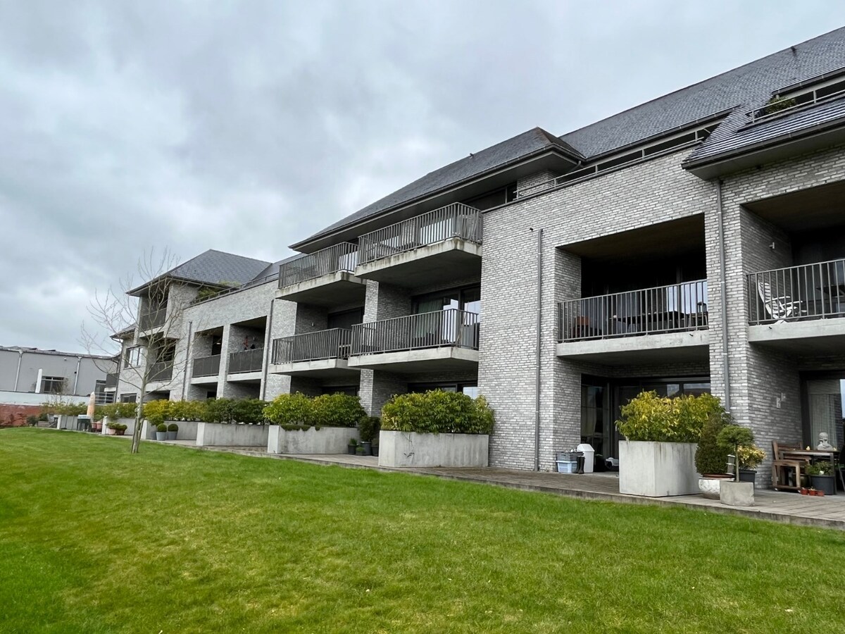 Hedendaags 2-slpk-appartement met groot terras 