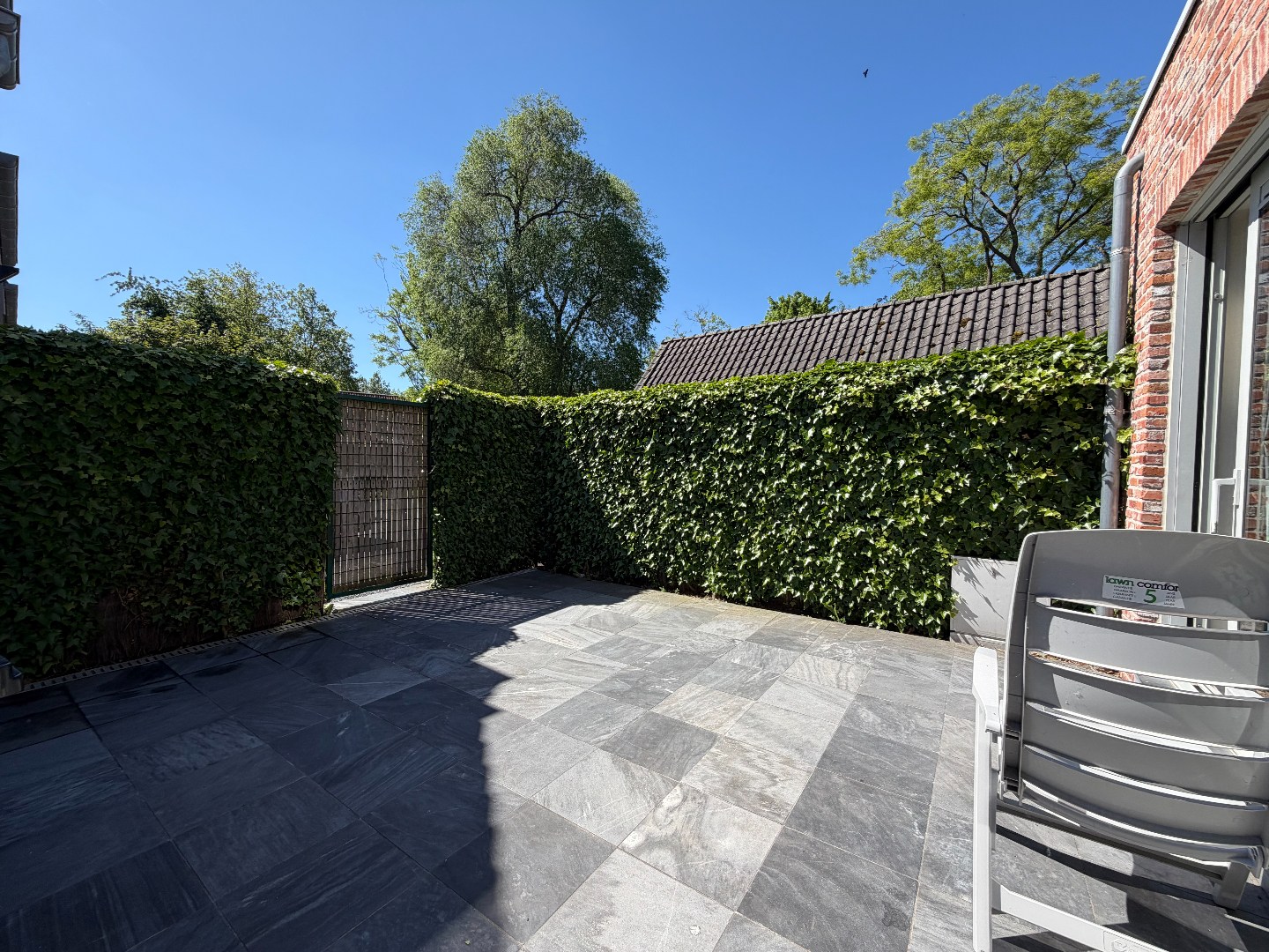 Halfopen bebouwing met terras en garage 