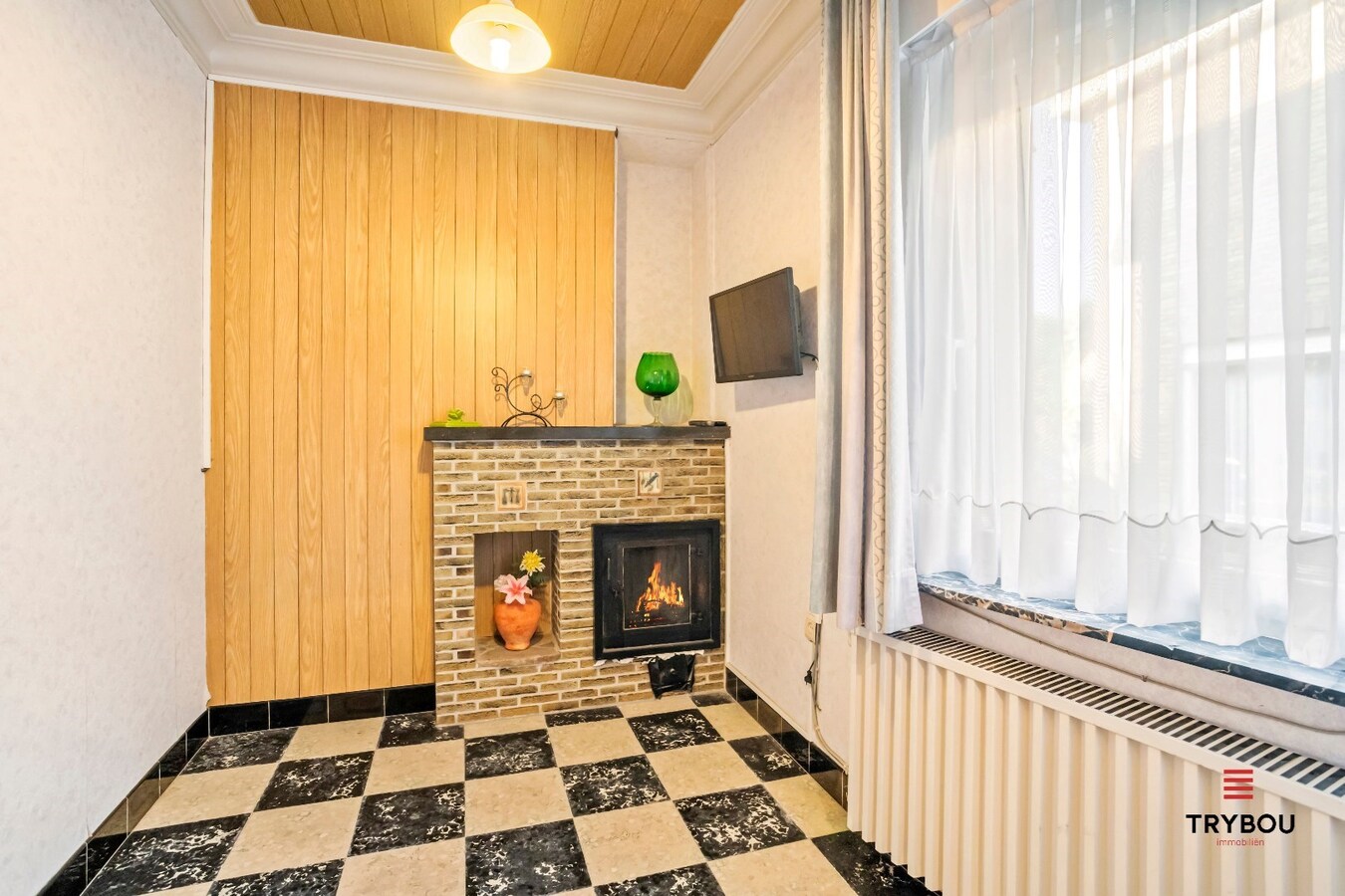 Centraal gelegen, halfopen woning met loods op perceel van 625m² 