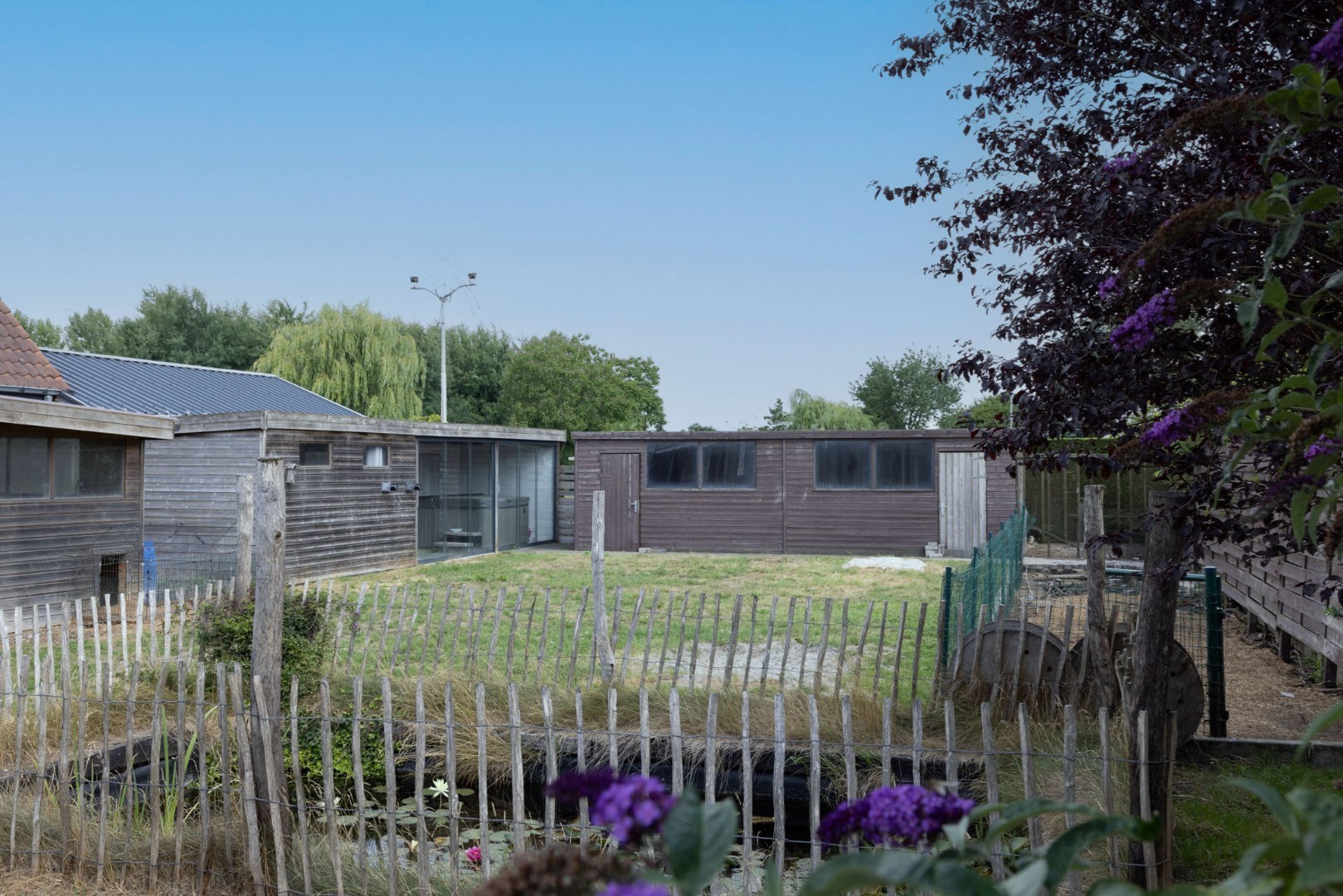 Bungalow met 2 slpks en bijgebouwen landelijk gelegen te Adegem 