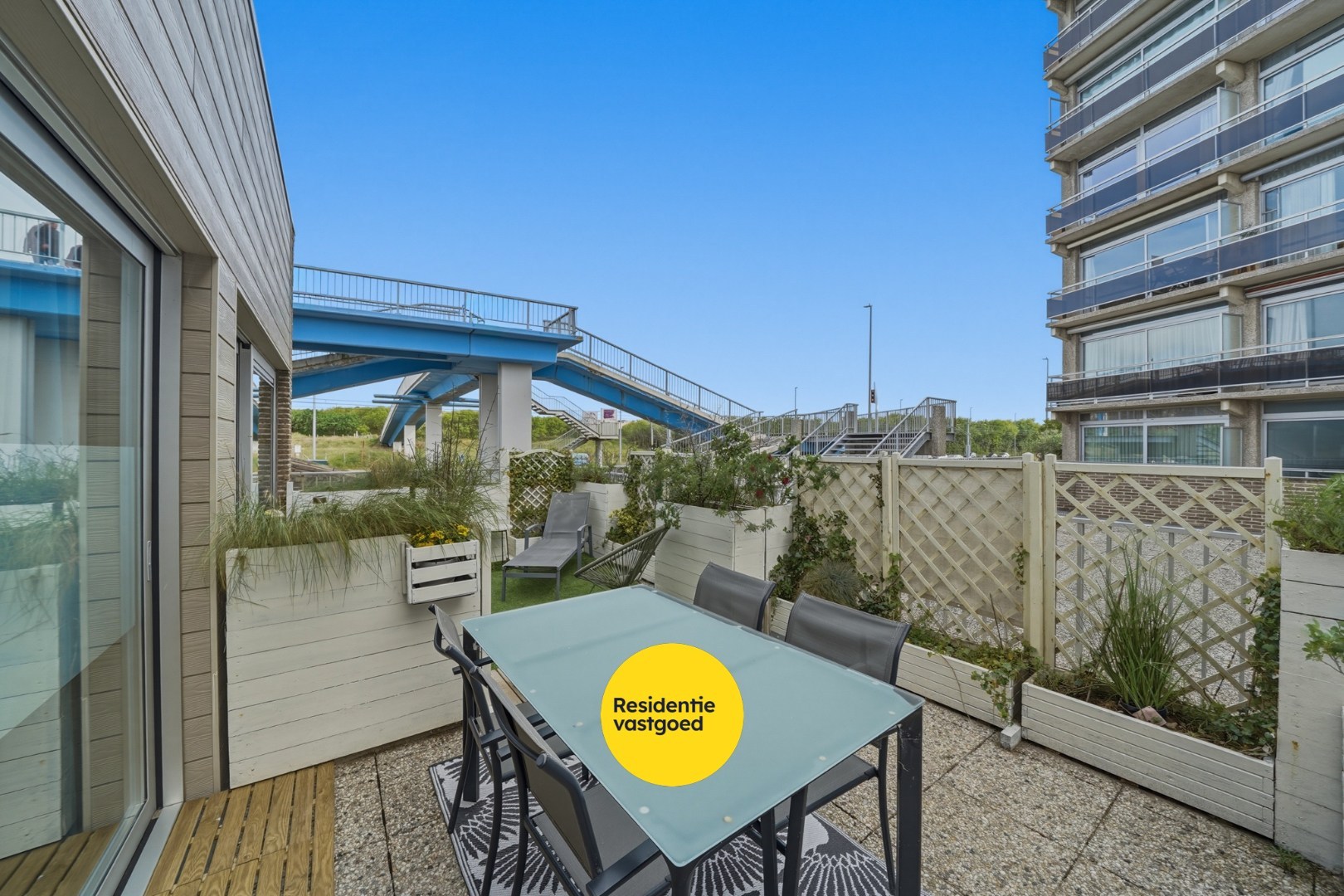 Instapklaar appartement met groot terras in Bredene - vlak bij de zee 