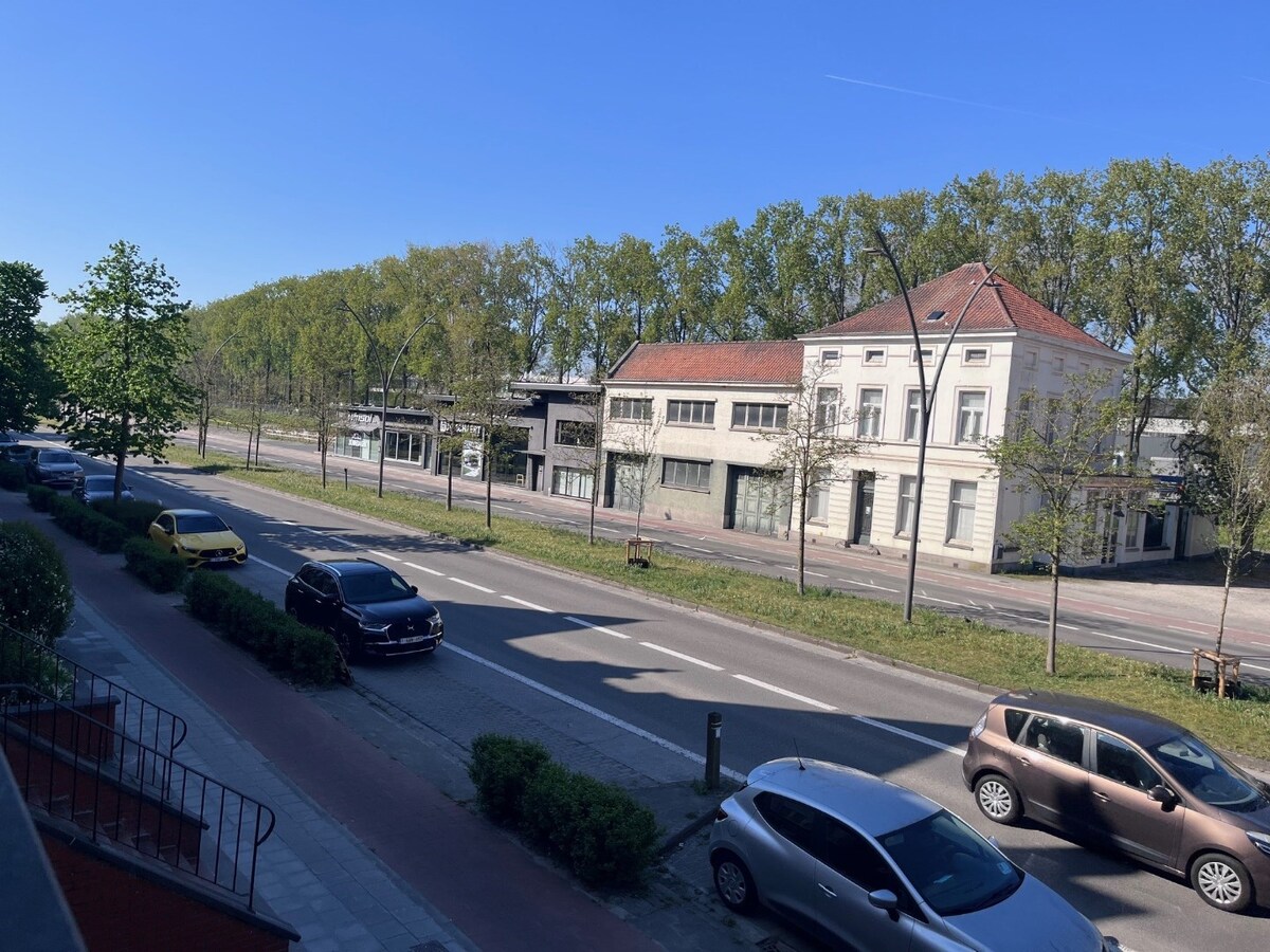 Bijzonder goedgelegen, ruim 3-slaapkamer-appartement met riant zonneterras 