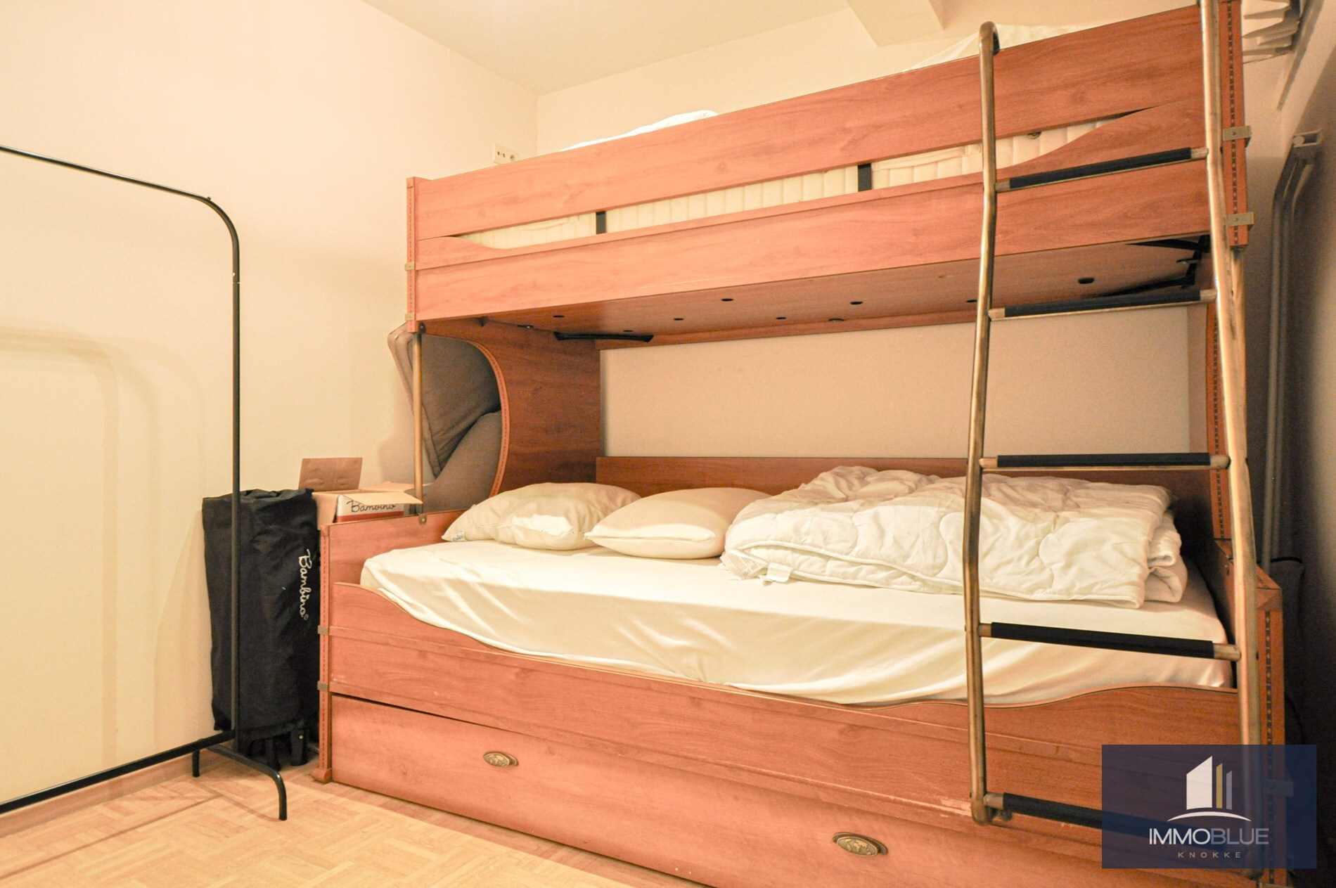 Lichtrijk appartement met een ruim zuidwest gericht terras gelegen nabij het commercieel centrum en het strand. 