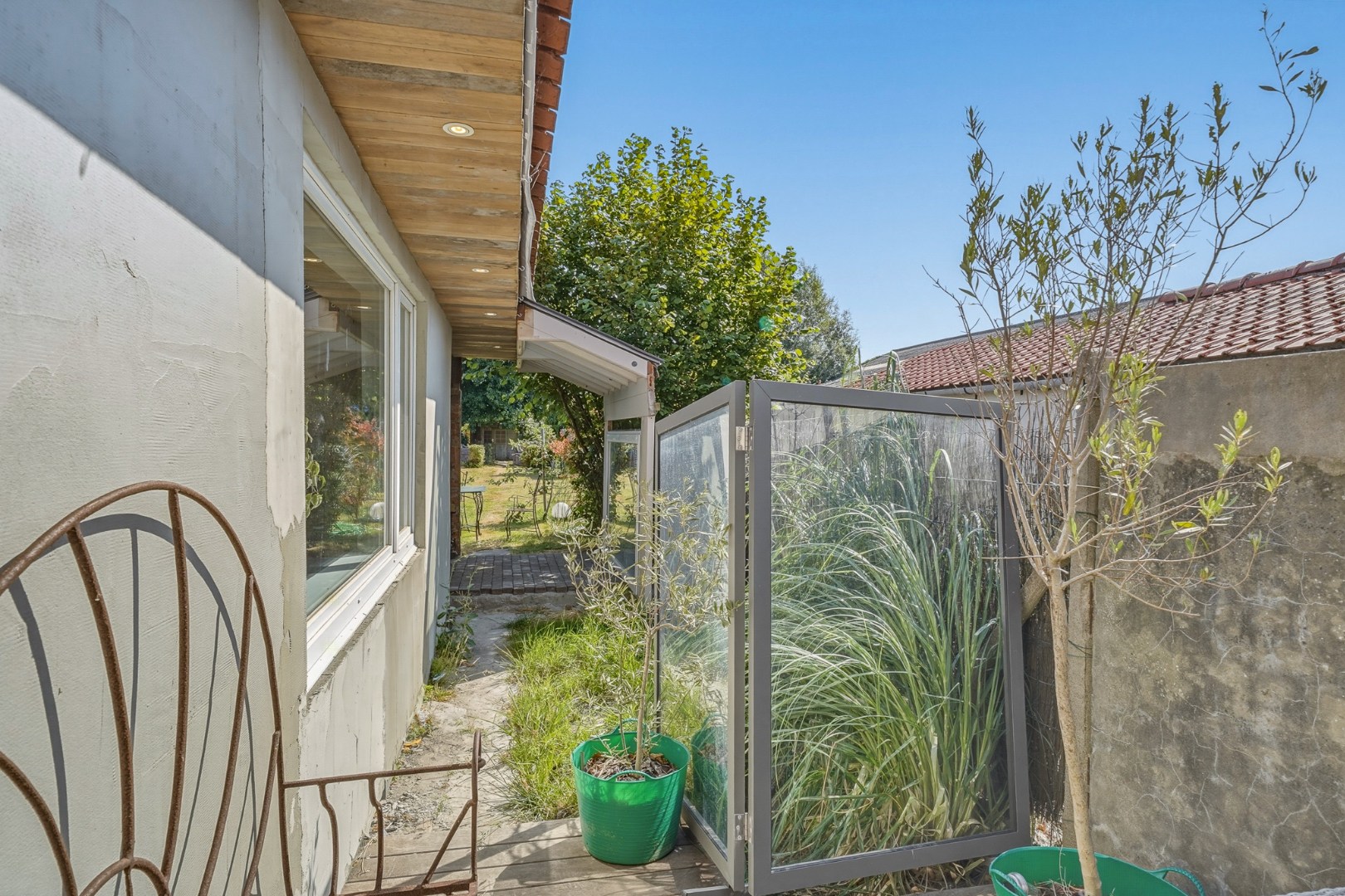 Te renoveren woning met ruime tuin in Bredene 