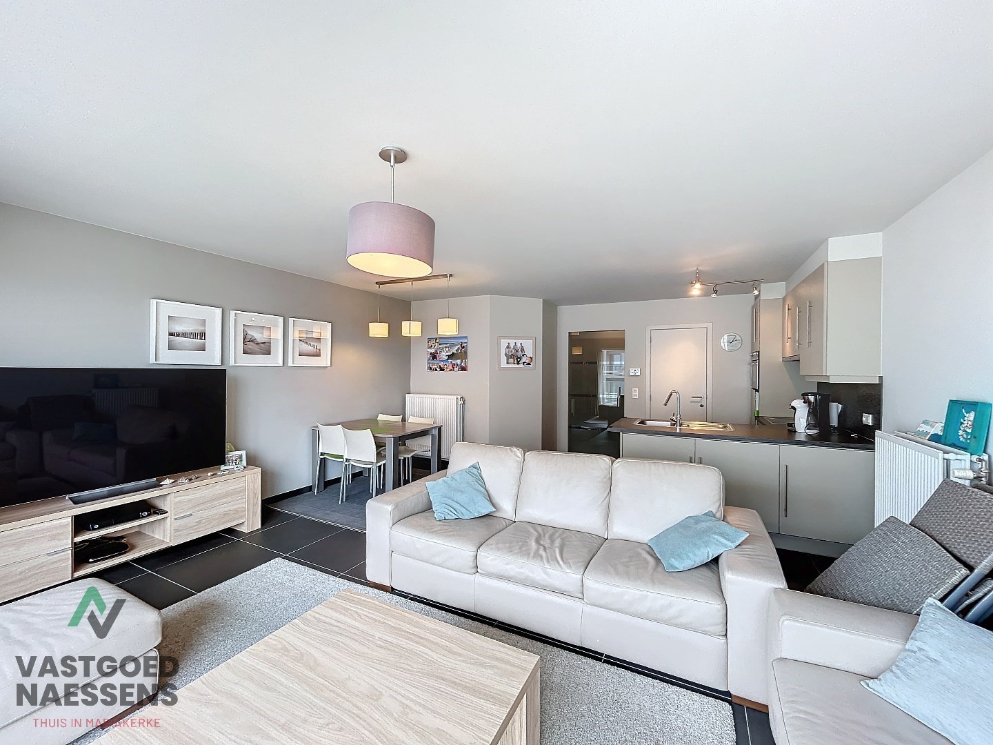 Appartement prêt à emménager avec 2 chambres et vue latérale sur la mer. 