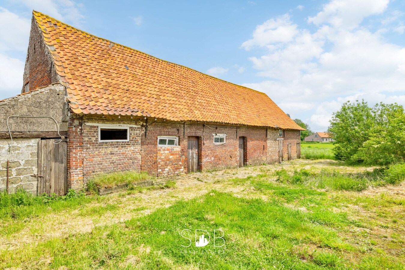 Prachtige hofstede met hoeve, bakhuisje, schuur en graslanden op circa 2,2 HA 