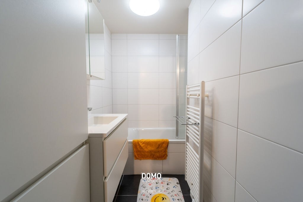 MODERN EN ENERGIEZUINING APPARTEMENT MET 1 SLAAPKAMER EN EIGEN PARKING TE BILZEN 