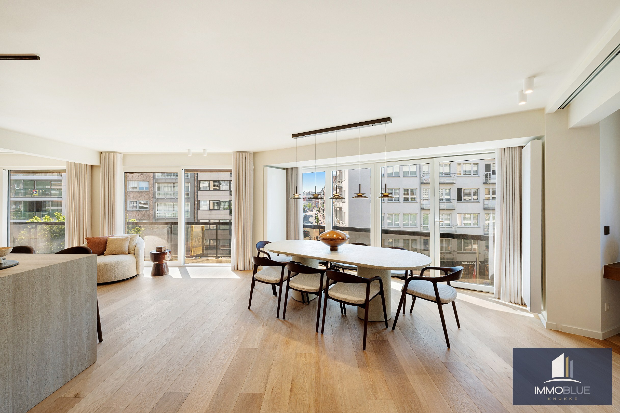 Uitzonderlijk hoekappartement, gelegen in de Zoutelaan, met een gevelbreedte van ca. 16 meter en biedt een open uitzicht op de Lippenslaan. 