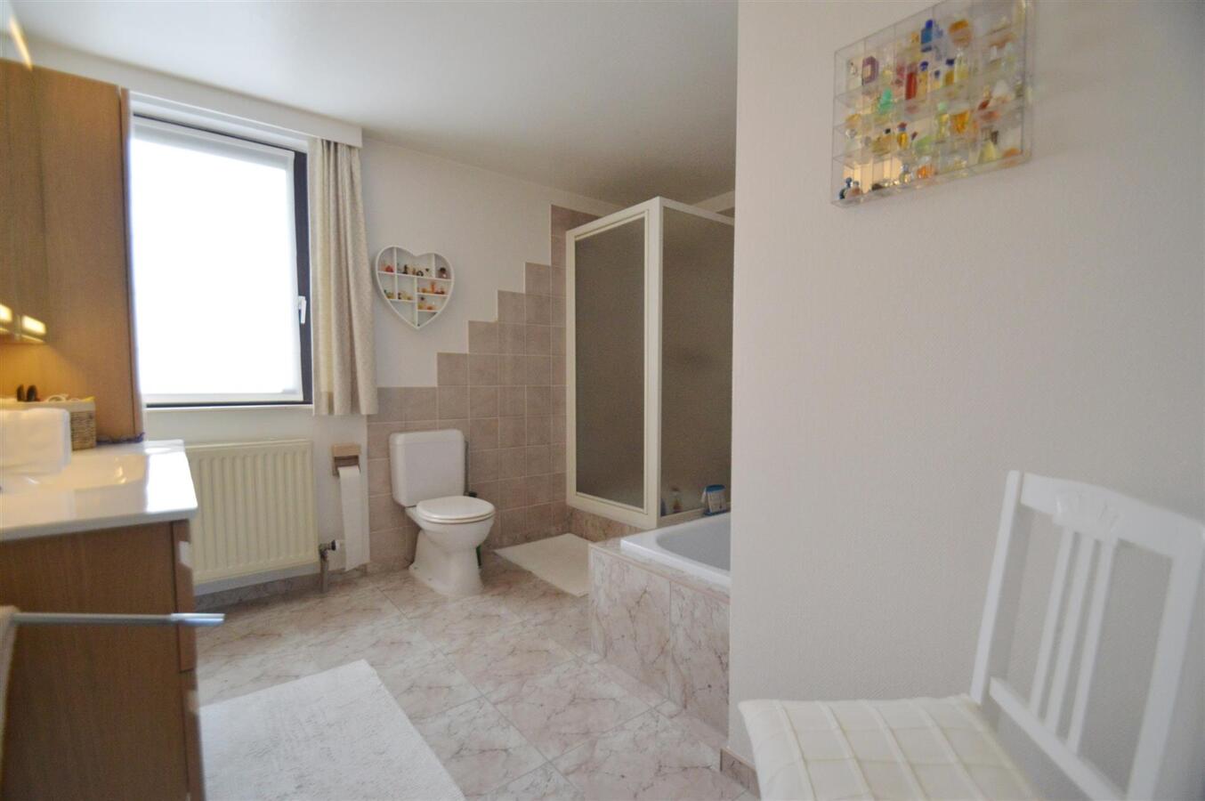 Gezinswoning met grote tuin, oprit &amp; garage - Ramskapelle 