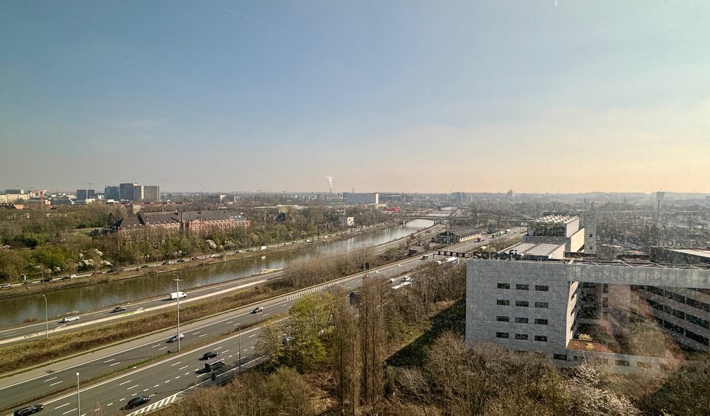 Nieuwbouw kantoren te huur langs E40 in Zwijnaarde