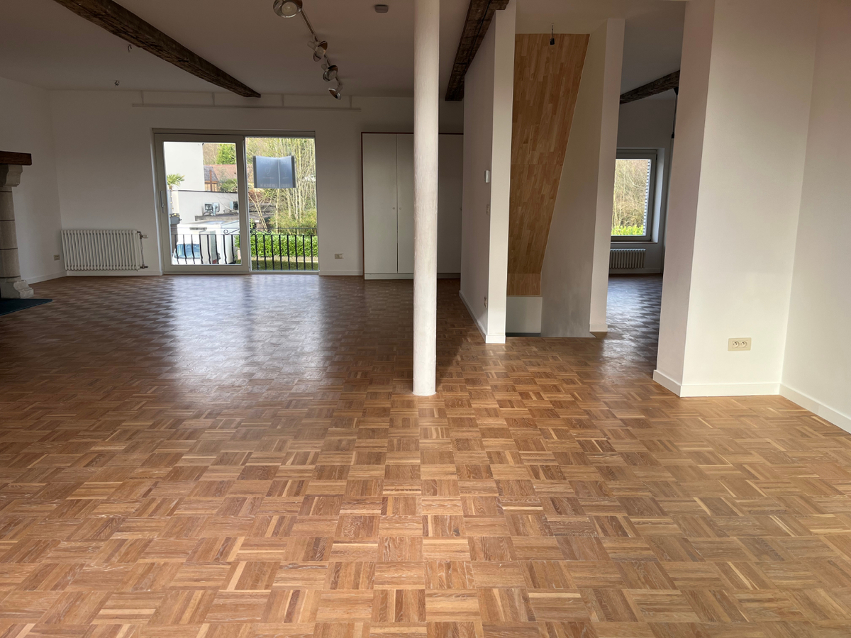 Design duplex appartement te centrum Dikkelvenne. 