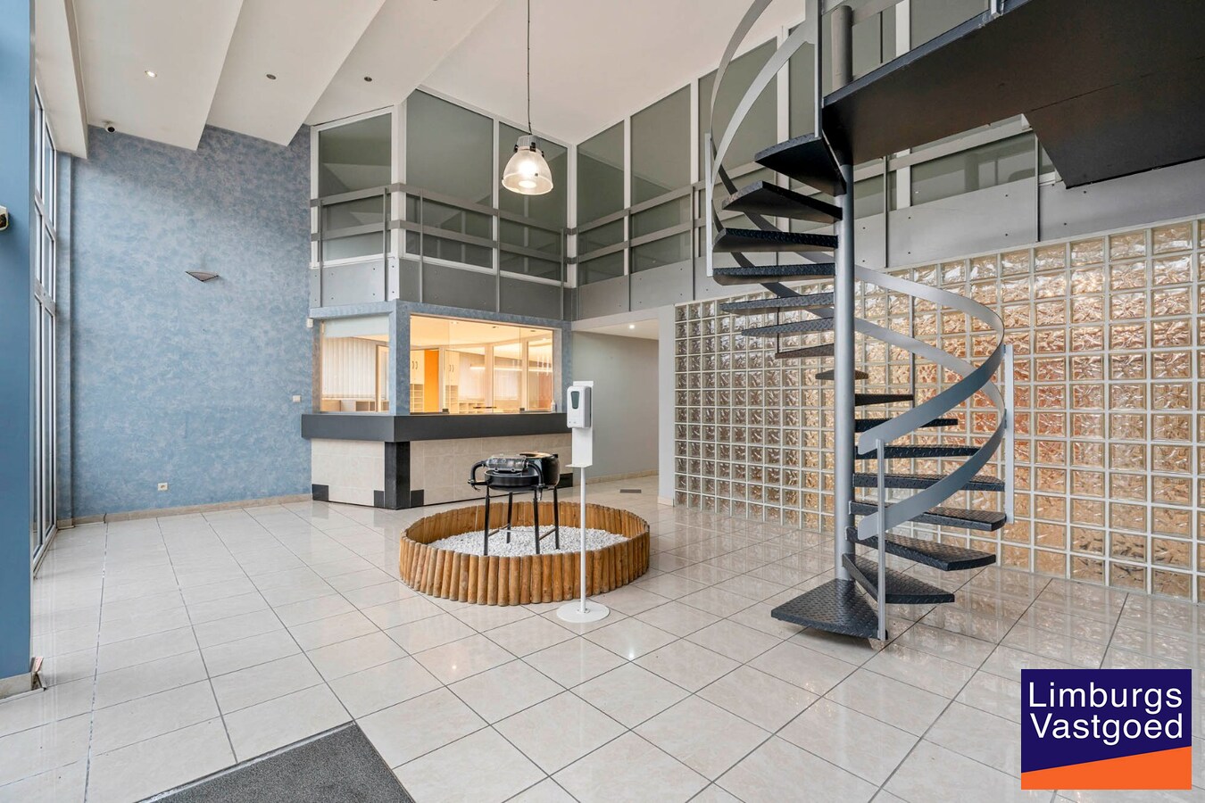 Bedrijfsgebouw met kantoren, magazijnen en woonst - groot 2580 m² 