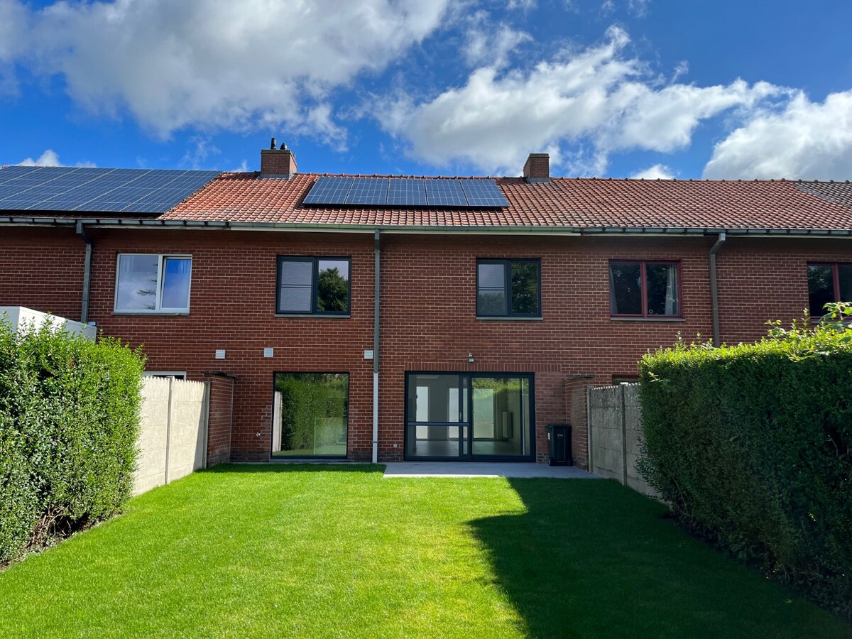 Energetisch gerenoveerde, ruime gesloten bebouwing te Kruisem 