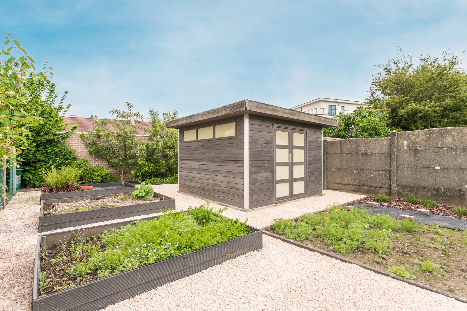 Deels gerenoveerde woning met tuin en garage op gunstige ligging te Halle 