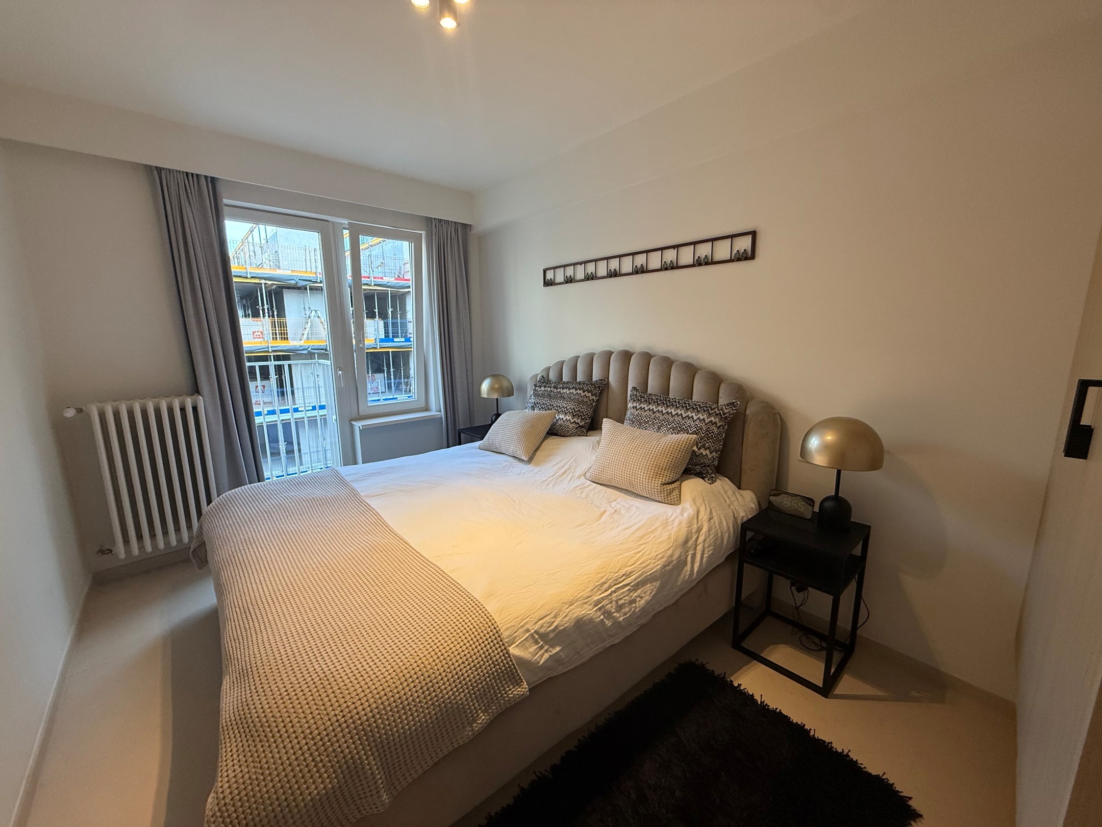 ONGEMEUBELD - Ruim appartement (3 slaapkamers) met een PRACHTIG ZICHT op het groen en de villa's, in het Zoute. KAN OP VENNOOTSCHAP GEHUURD WORDEN. 