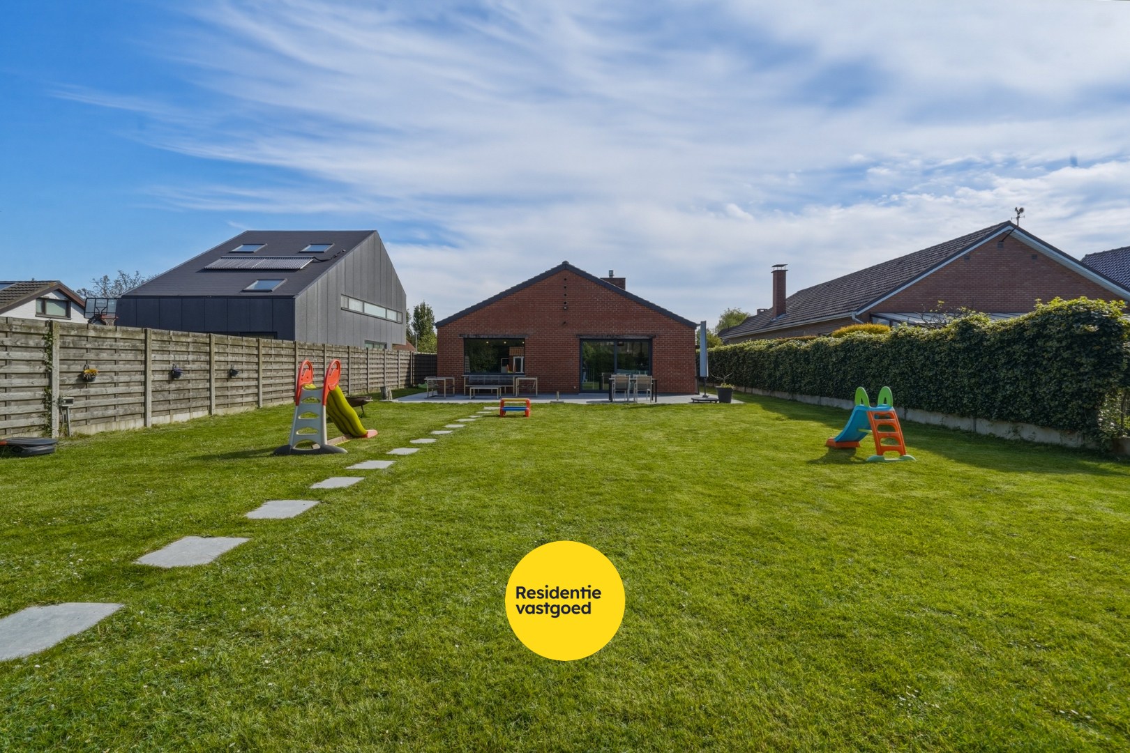 Instapklare ruime bungalow met zongerichte tuin in hartje Oudenburg! 
