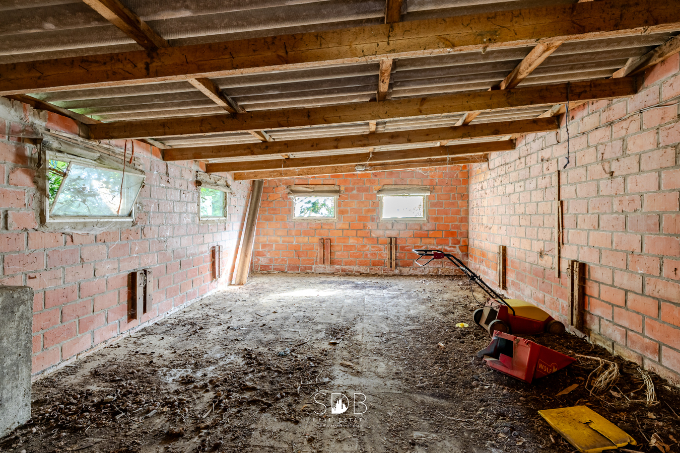 Landelijke hoeve met bijgebouwen en aanpalende graslanden op 14.677m² 