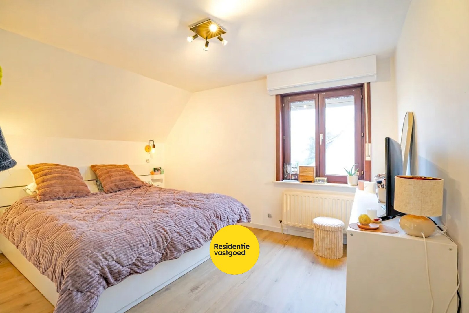 Gerenoveerde alleenstaande woning op 637m² te Veurne! 