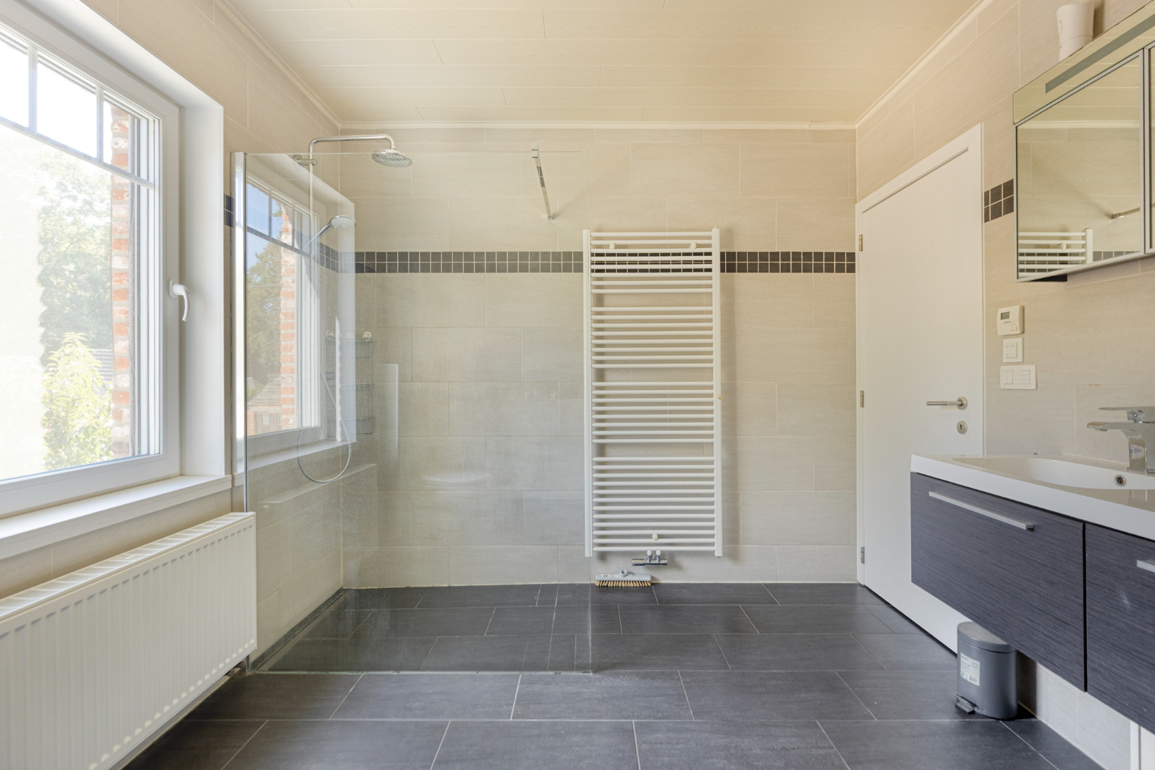 Vrijstaande woning van 2015 met 3 slaapkamers, volledige kelder en zuidgerichte tuin in Schilde. 