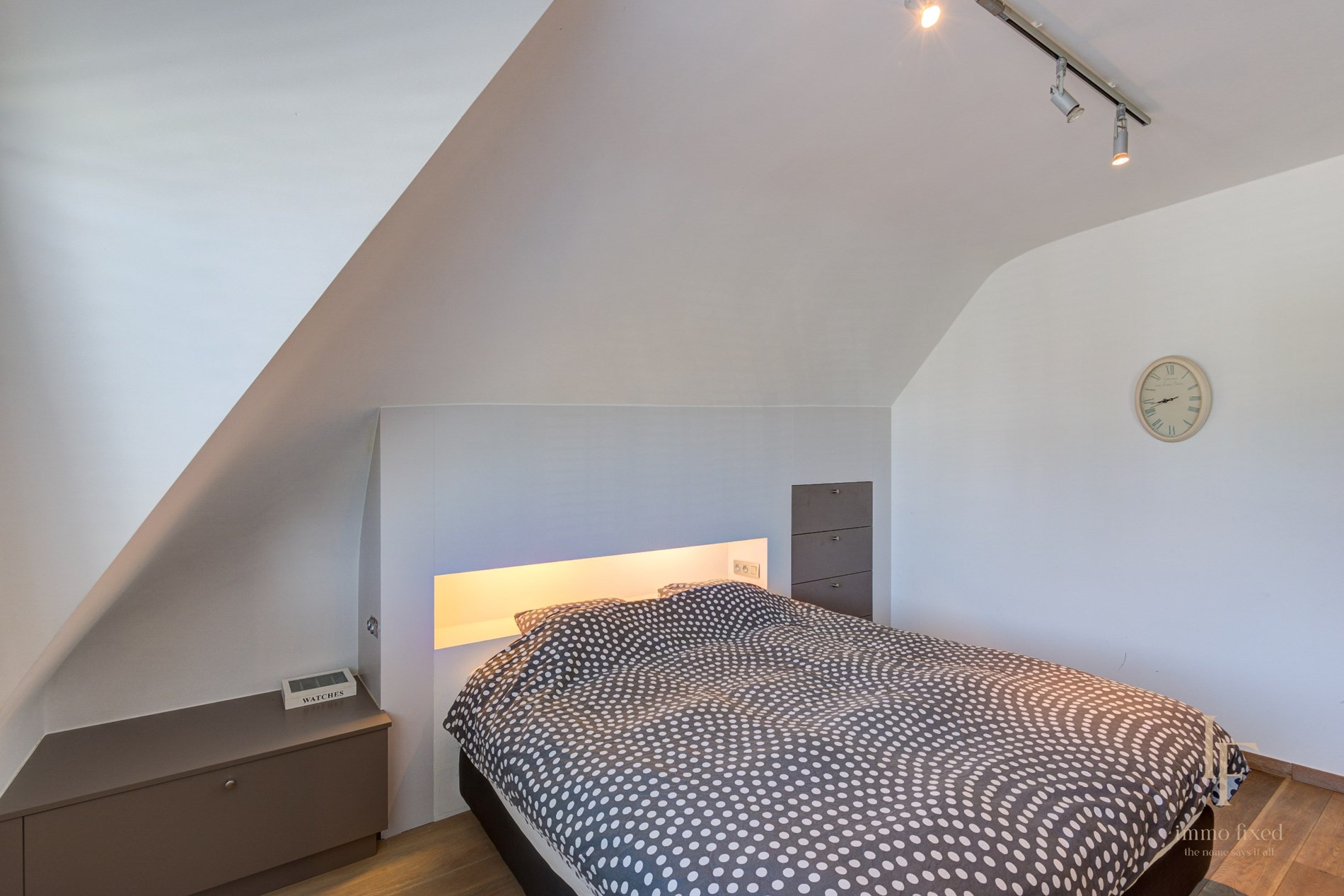 Villa met magazijn, garagebox en 12+ parkeerplaatsen te Kontich! 