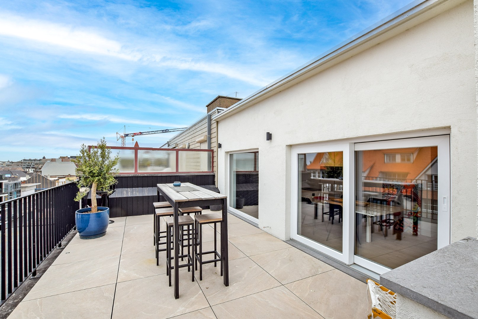 Exclusief penthouse (99m²) met maar liefst 100m² dakterras te Sint-idesbald (Koksijde). 