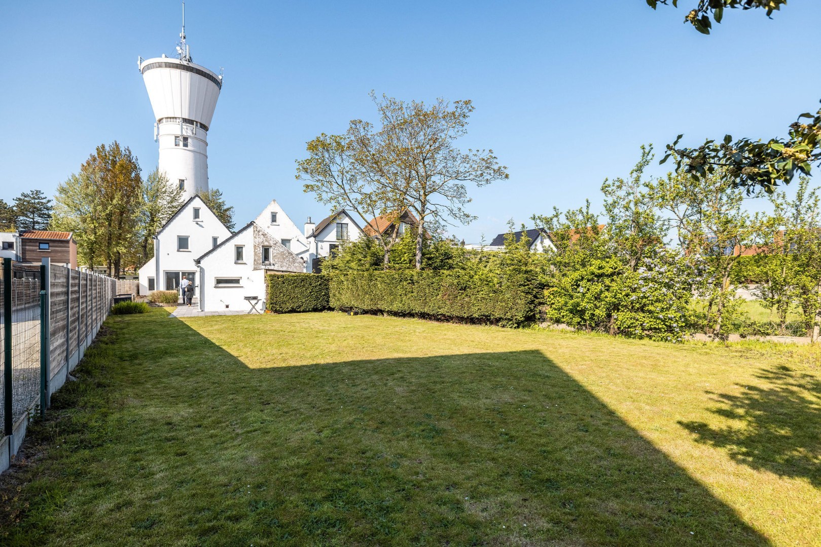 Authentieke woning met zonnige tuin, garage en bouwgrond 