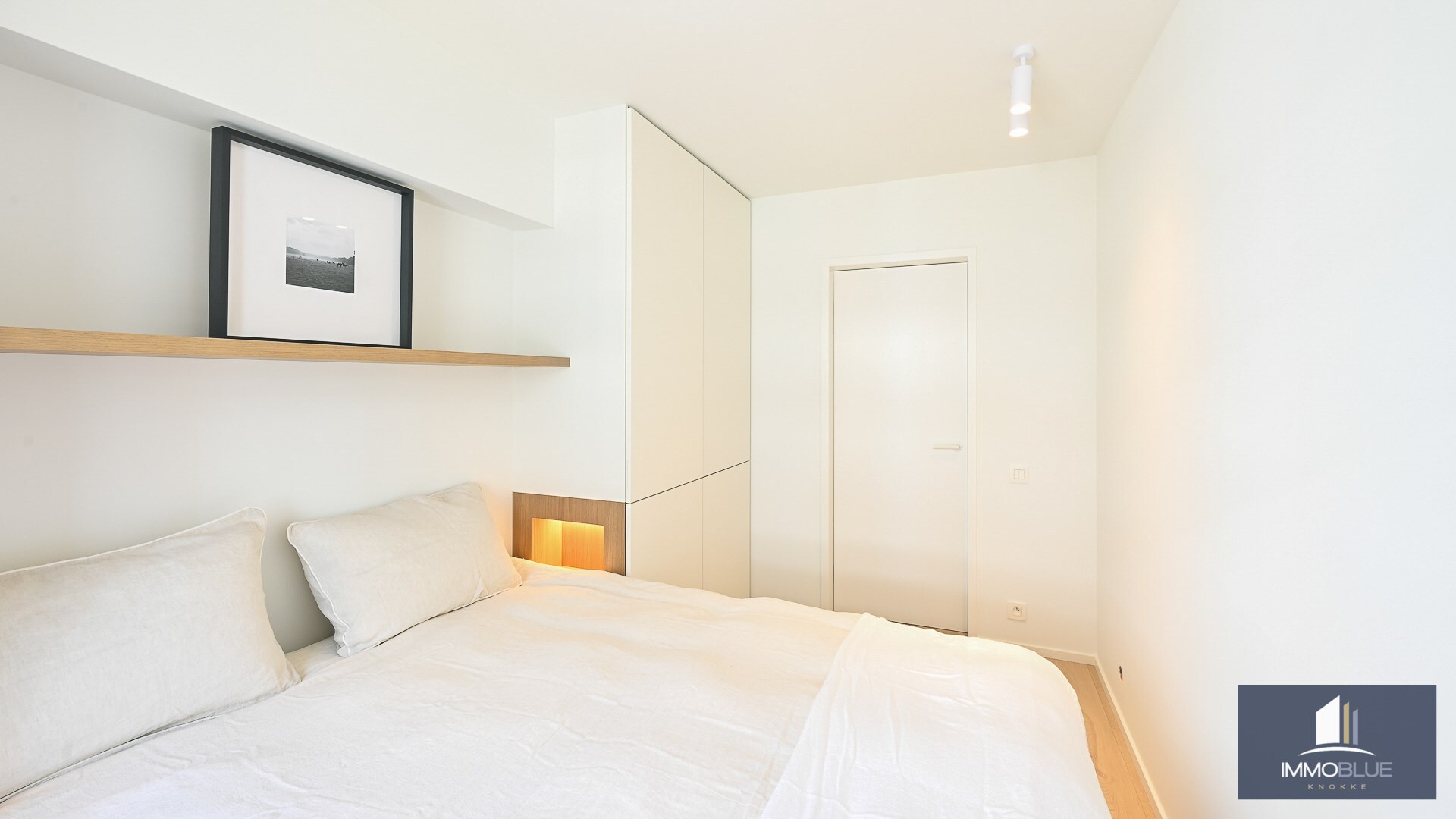 Appartement élégant et entièrement rénové, situé à deux pas de la mer. 