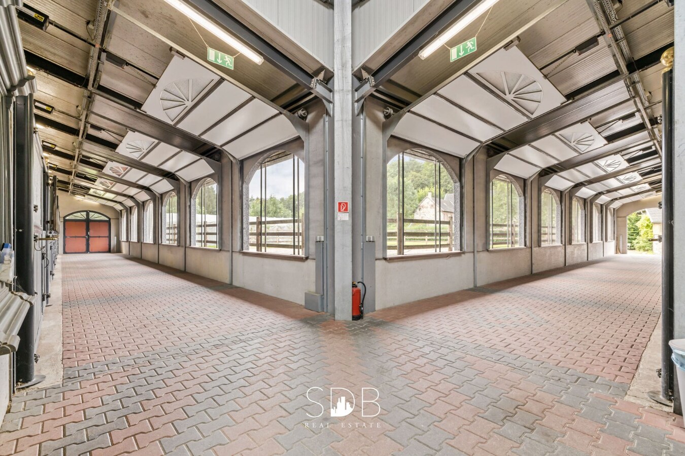 Hippische Complex met woonhuis en appartement op circa 31 Hectare 