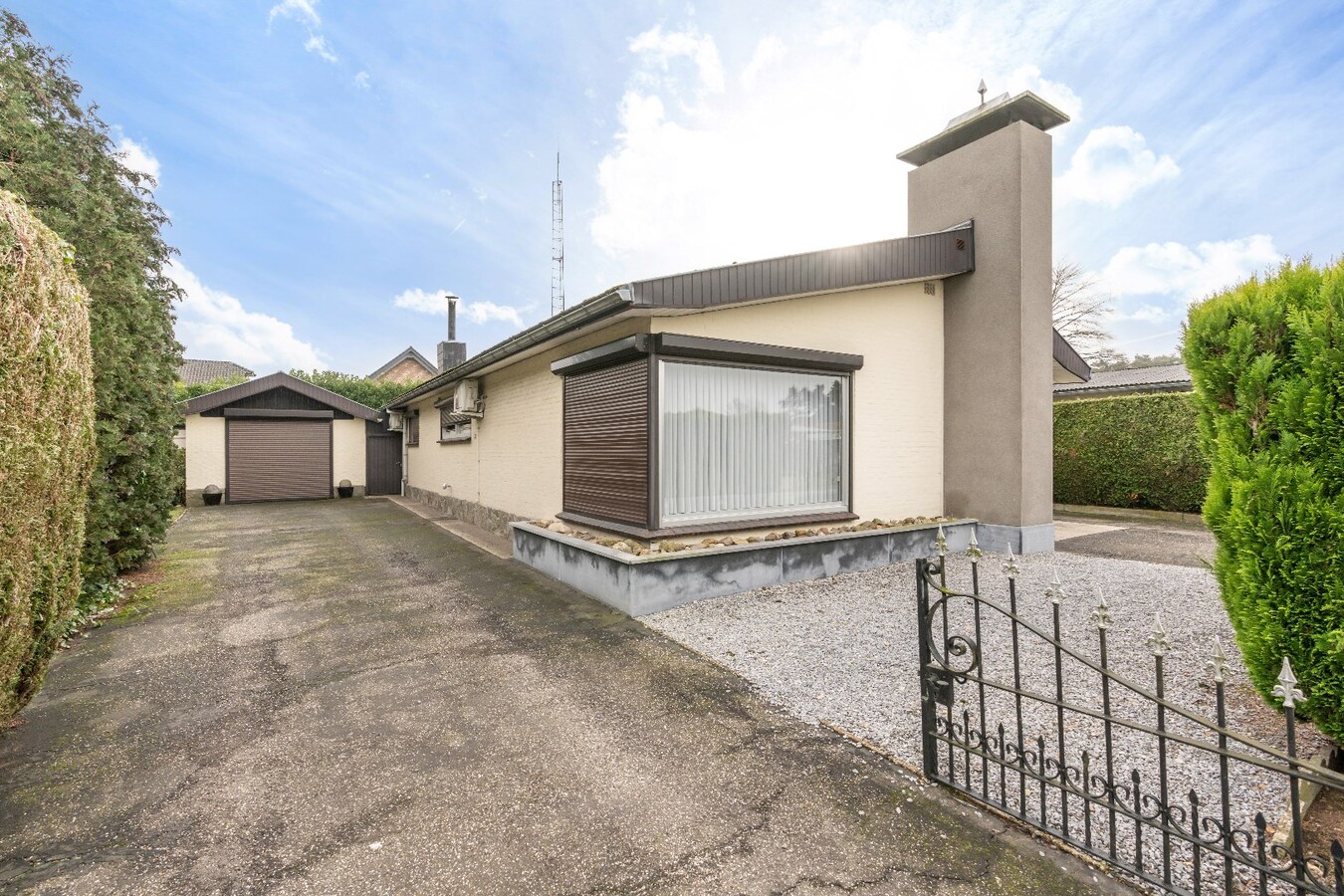 Rustig gelegen gelijkvloerse woning met garage en 3 slaapkamers in Niel-bij-As . 