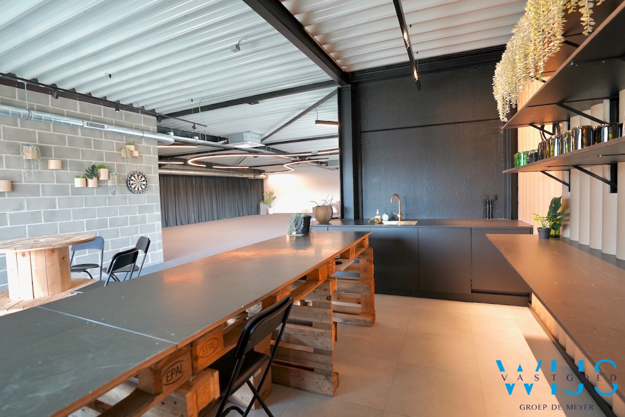 UNIEKE kantoorruimte (boven KLAAR) te Assenede ! 