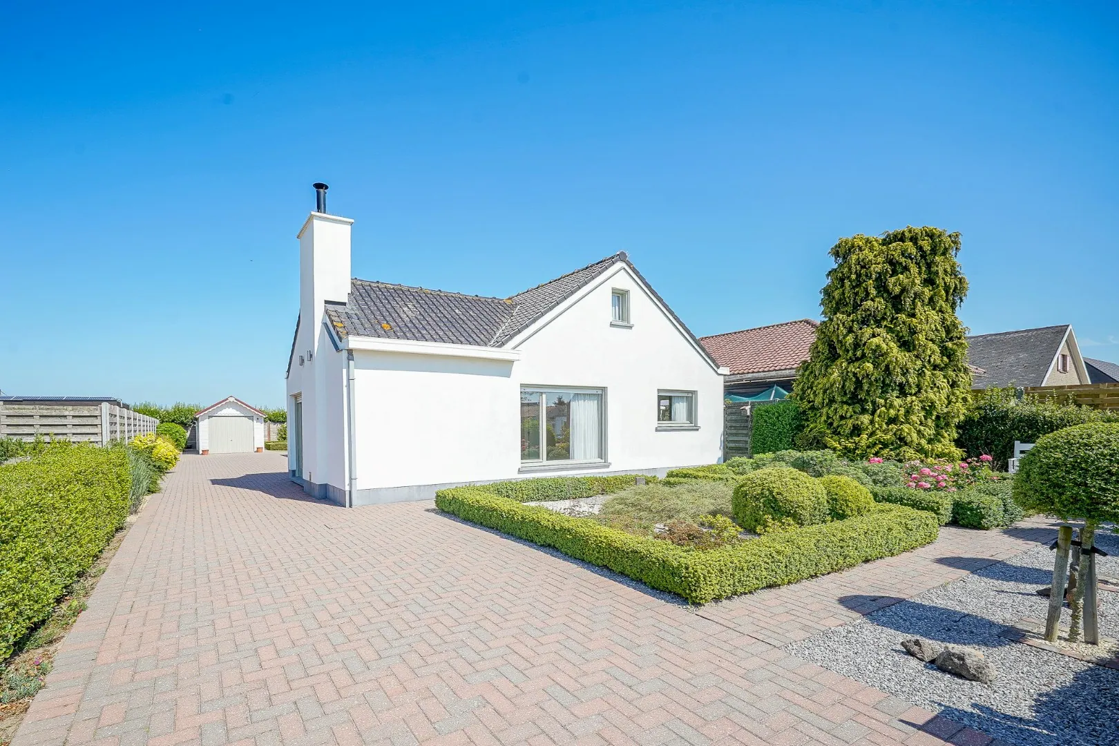 Goed gelegen bungalow met 3 slaapkamers, garage en tuin in Westkerke