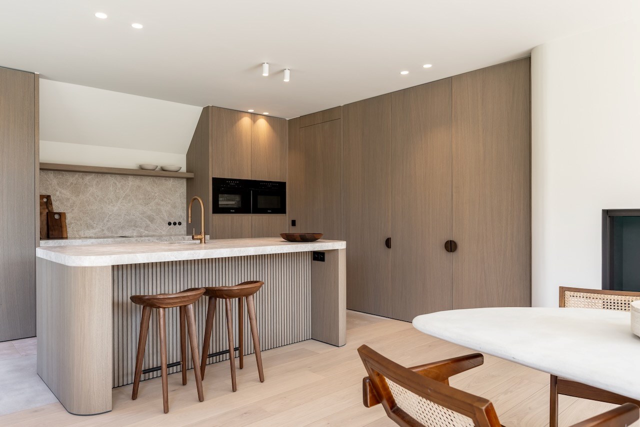 Cette magnifique maison individuelle rénovée avec une allée située dans un quartier calme à Knokke, offre tout ce dont vous avez besoin pour vivre confortablement. 