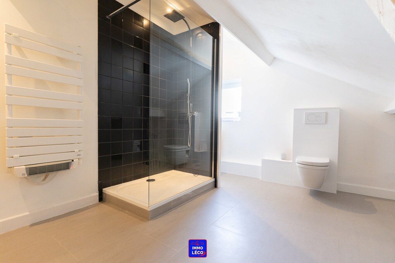 Villa "Semi Plain-Pied" érigée sur 1600m², grand parking, garage, jardin, COUP DE COEUR ! 