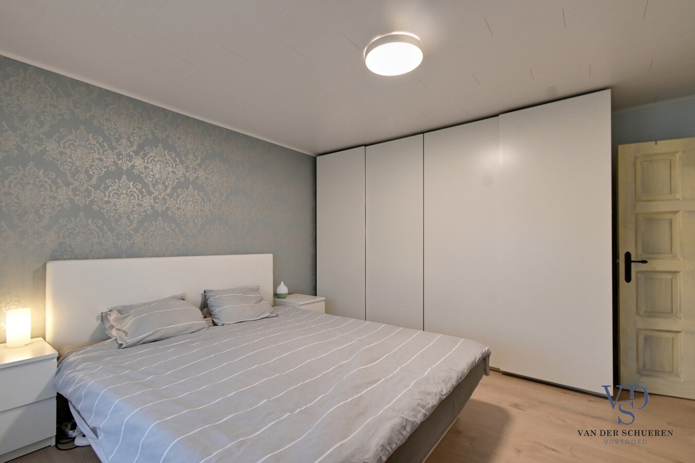 Bijzonder degelijke, instapklare ruime eigendom 