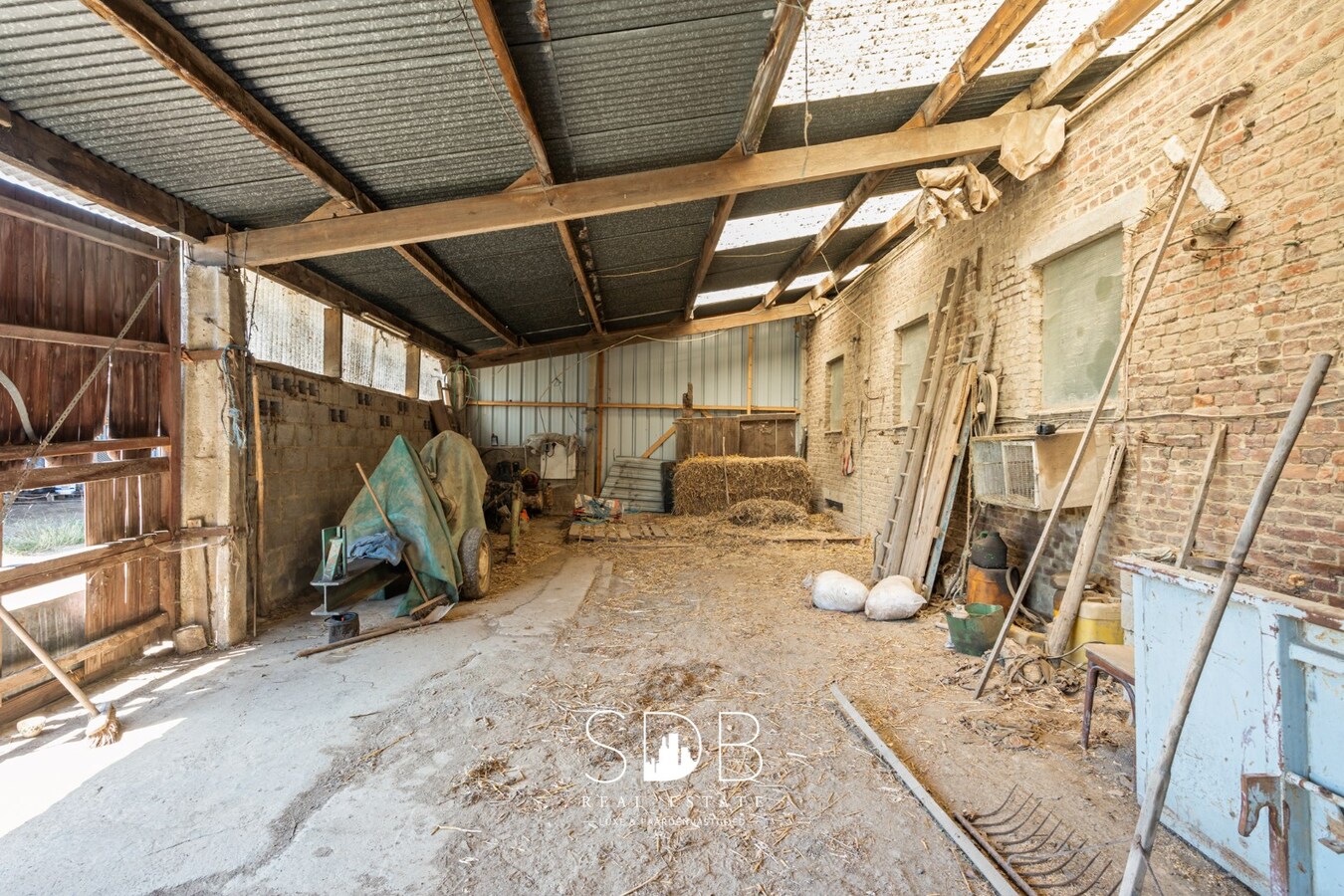 Charmante hoeve met bijgebouwen en graslanden op 1.5114m² 