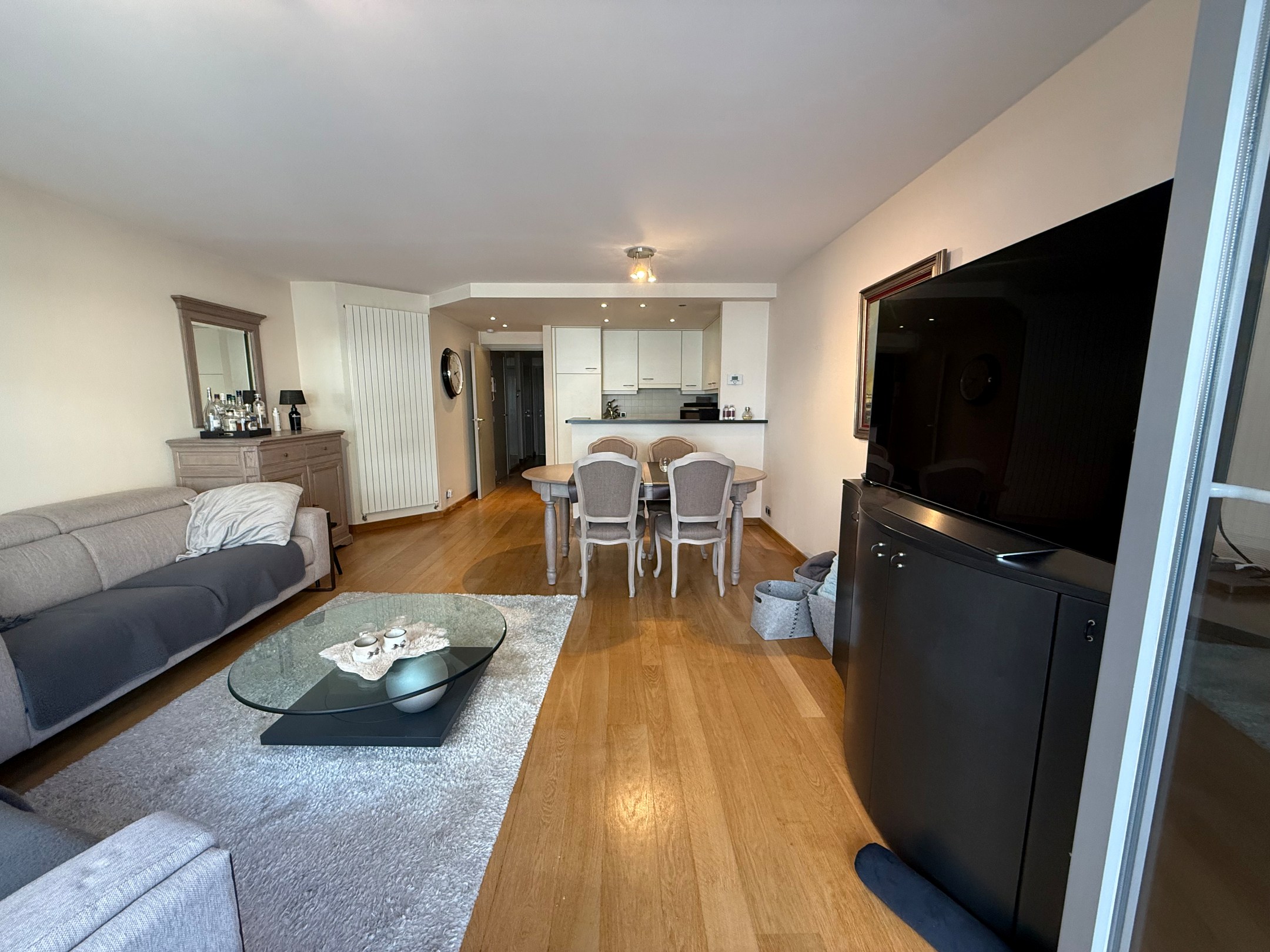 Meublé - Appartement idéalement situé et parfaitement entretenu avec 2 chambres et une grande terrasse situé dans l'avenue Van Bunnen. 