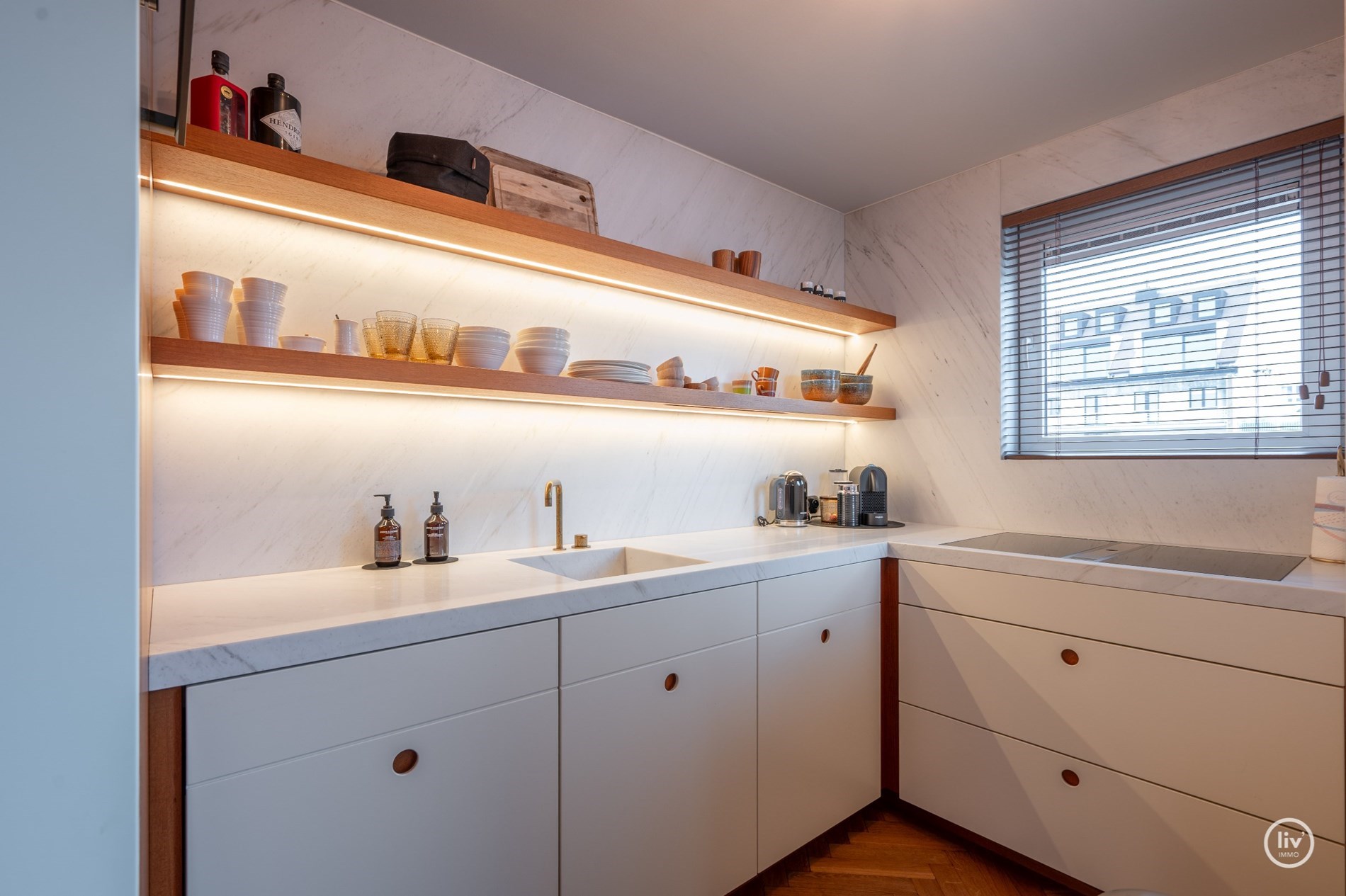 Uniek afgewerkt duplex dakappartement met mooie terrassen gelegen aan de zuidkant van de Kustlaan, vlakbij het Driehoeksplein. 