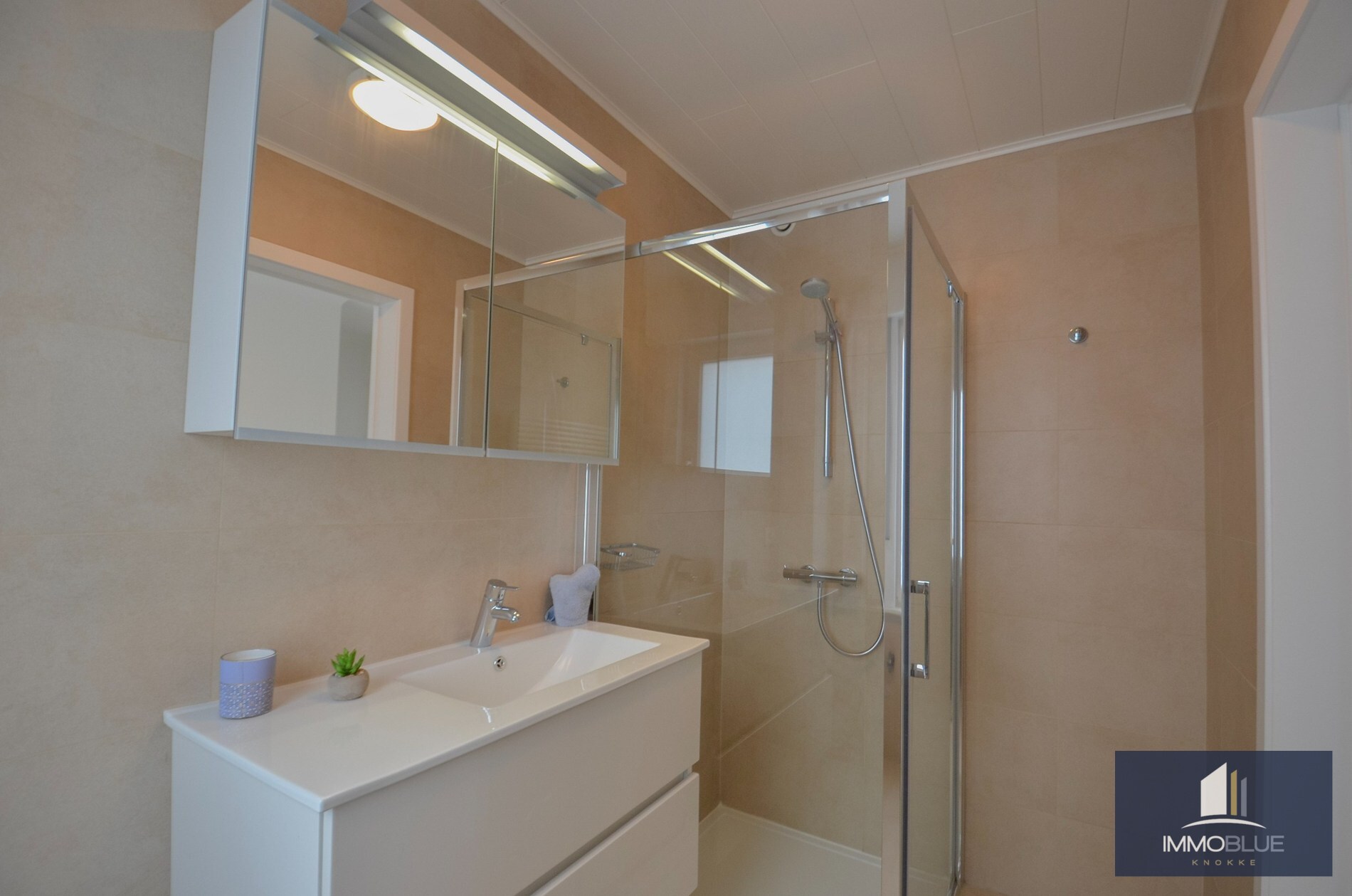 Ruime woning met ruime terrassen en een inpandige garage gelegen nabij de keuvelhoekstraat. 