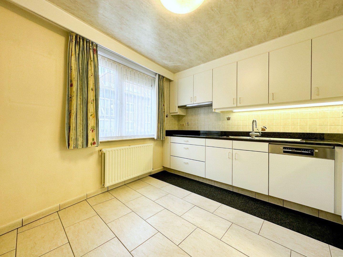 Instapklaar 2-slaapkamer appartement met 2 terrassen (en garage), topligging Torhout. 