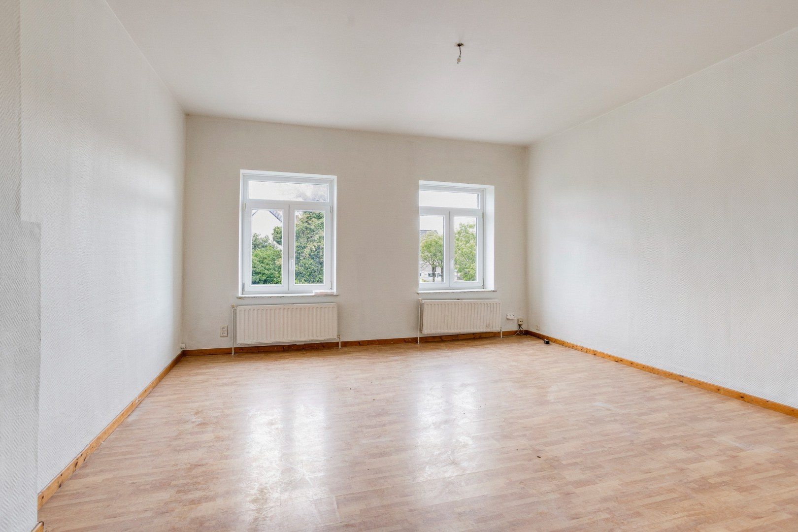 TE RENOVEREN WONING met 2 woonéénheden en tuin – 1640 SINT-GENESIUS-RODE 