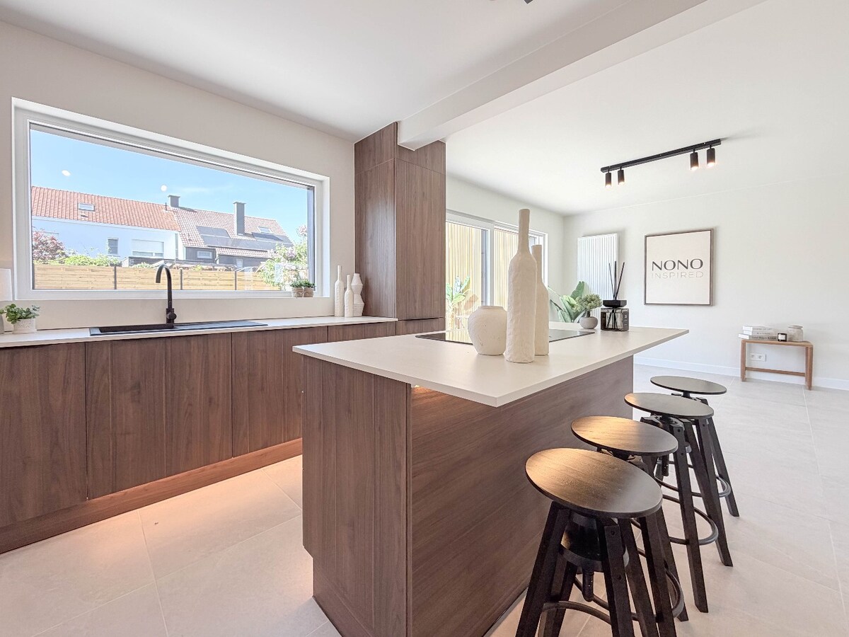 ABSOLUTE TOPPER !!!  Ontdek nu dit prachtige vernieuwde pand gelegen te Kortrijk/Heule ! *** NONO INSPIRED *** 