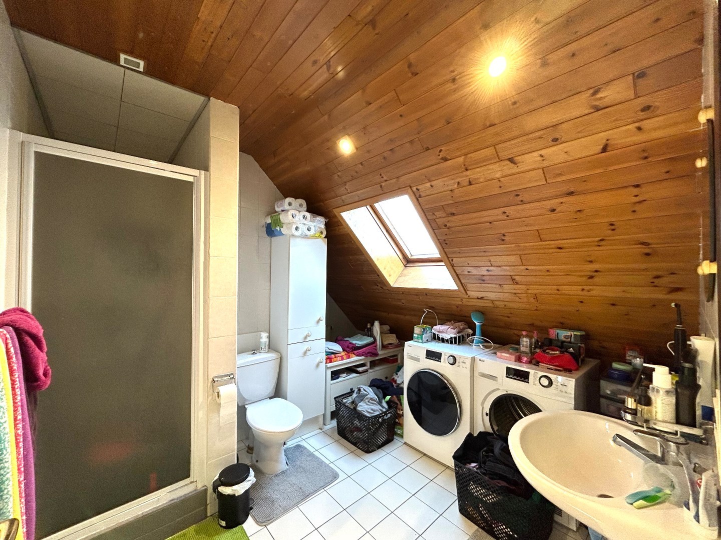 Opbrengsteigendom bestaande uit 1 handelsruimte met 3 appartementen 