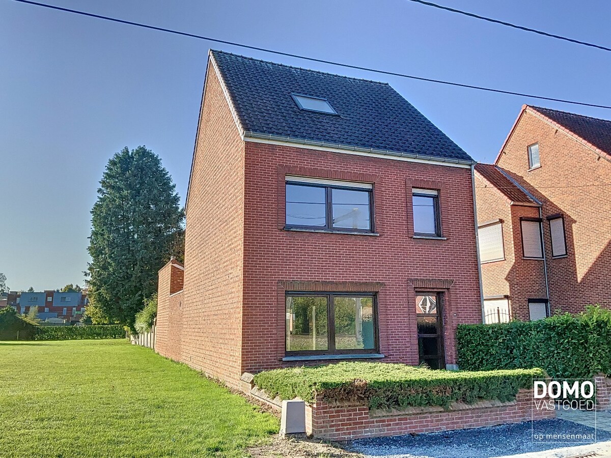 Ruime, energetisch gerenoveerde woning met open leefruimte, 4 slaapkamers en 2 badkamers te Kermt 