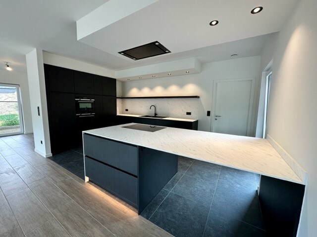 Comfortabele, hoog afgewerkte en energiezuinige nieuwbouwwoning gelegen in een rustige omgeving in Neeroeteren. 