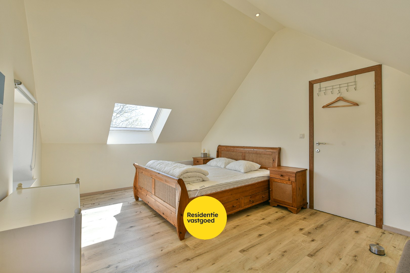 Authentieke hoeve met bouwland, stallen en bijgebouwen op unieke landelijke ligging tussen De Haan en Nieuwmunster 