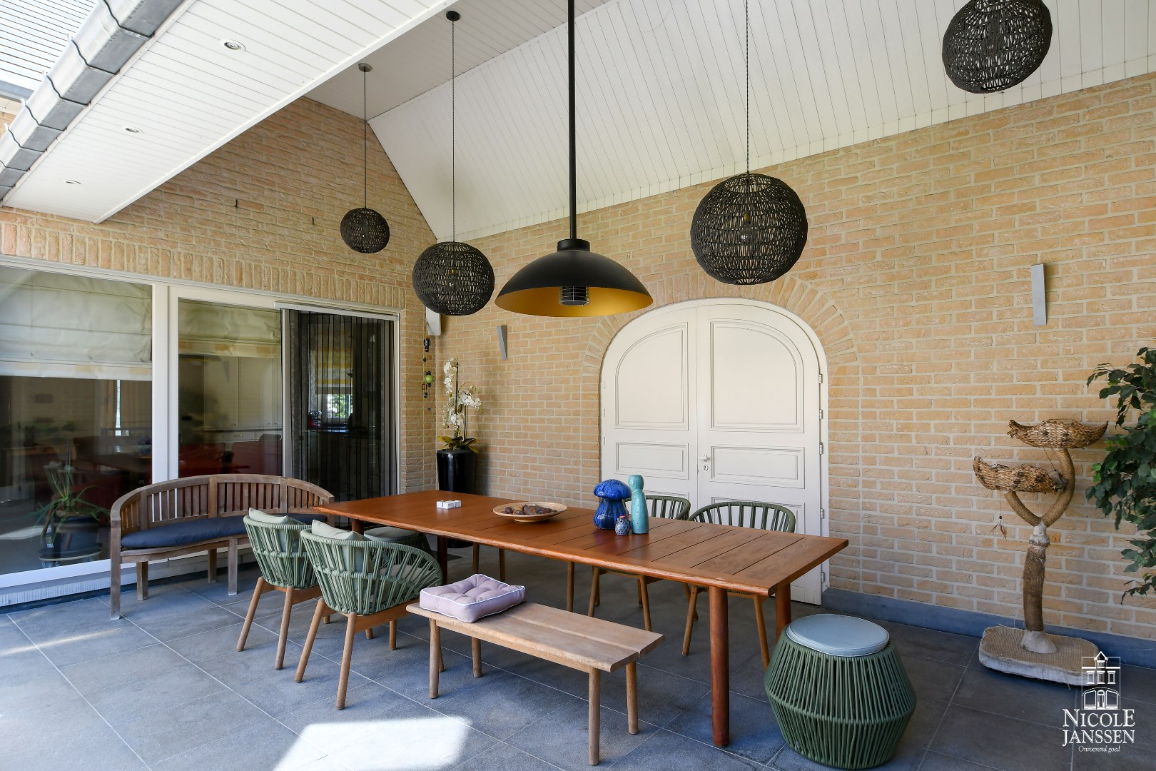 Prachtig ruim en betegeld overdekt terras