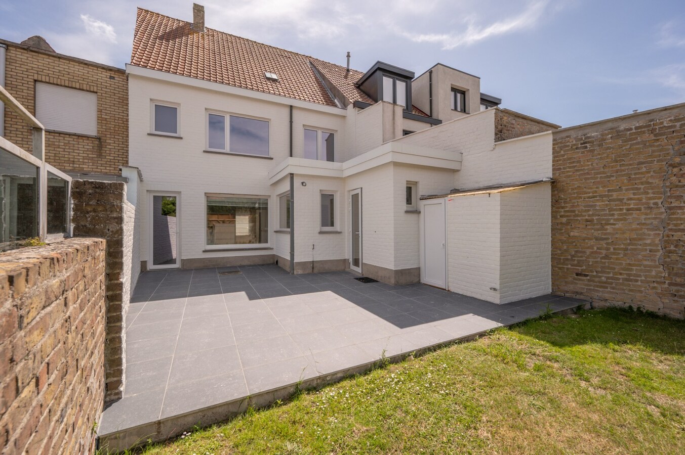 Brede gezinswoning met garage, privé staanplaats en zonnige stadstuin in Oud-Knokke. 